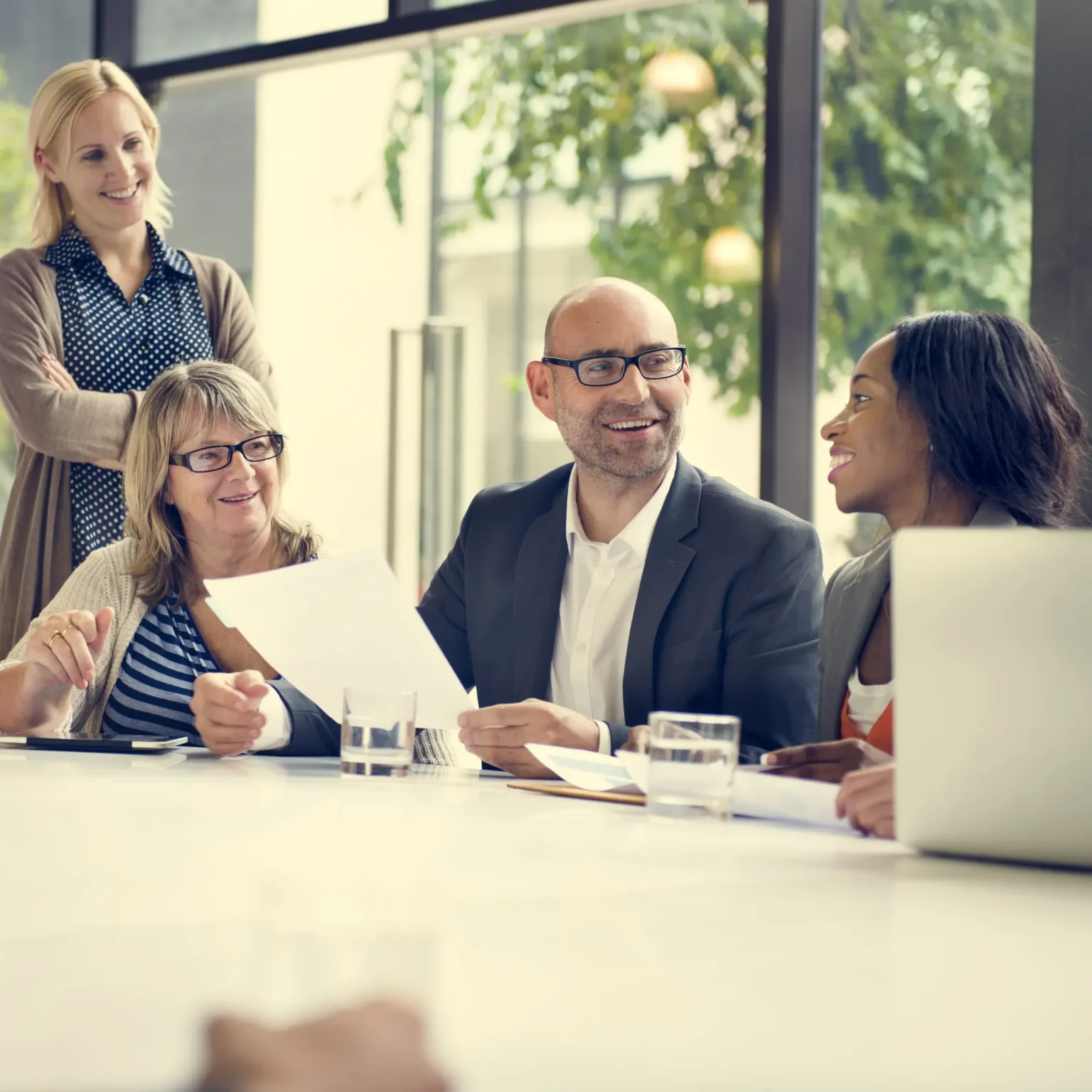 Photo de personne en conférence discutants et souriants